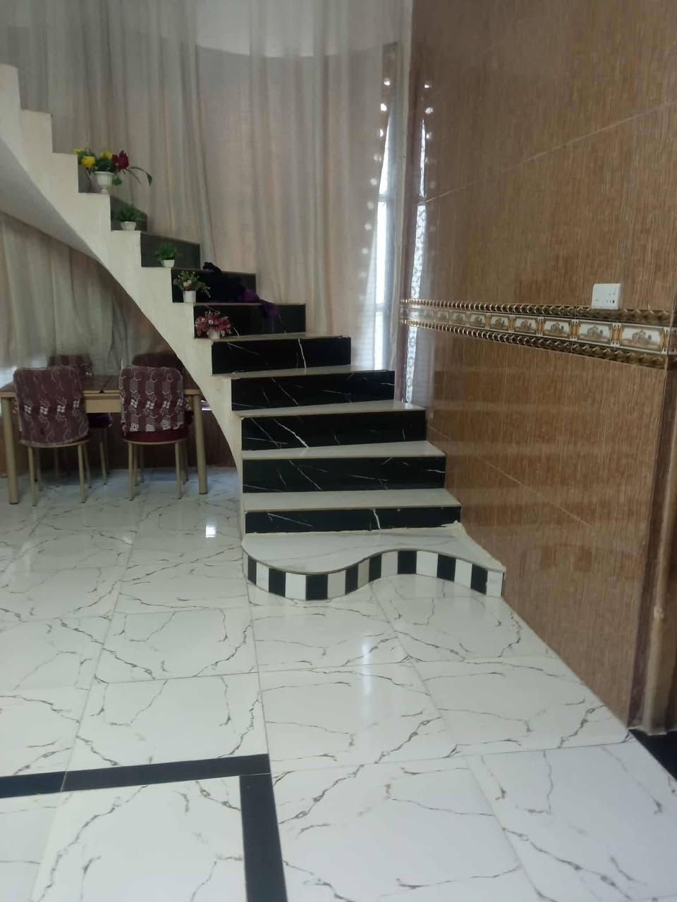 السلام عليكم دار للبيع مساحه 530 بناء جديد 2020 بلوك متوفره كل الخدمات ماء كهرباء اتصال عل رقم الهاتف ***********الاستفسار
