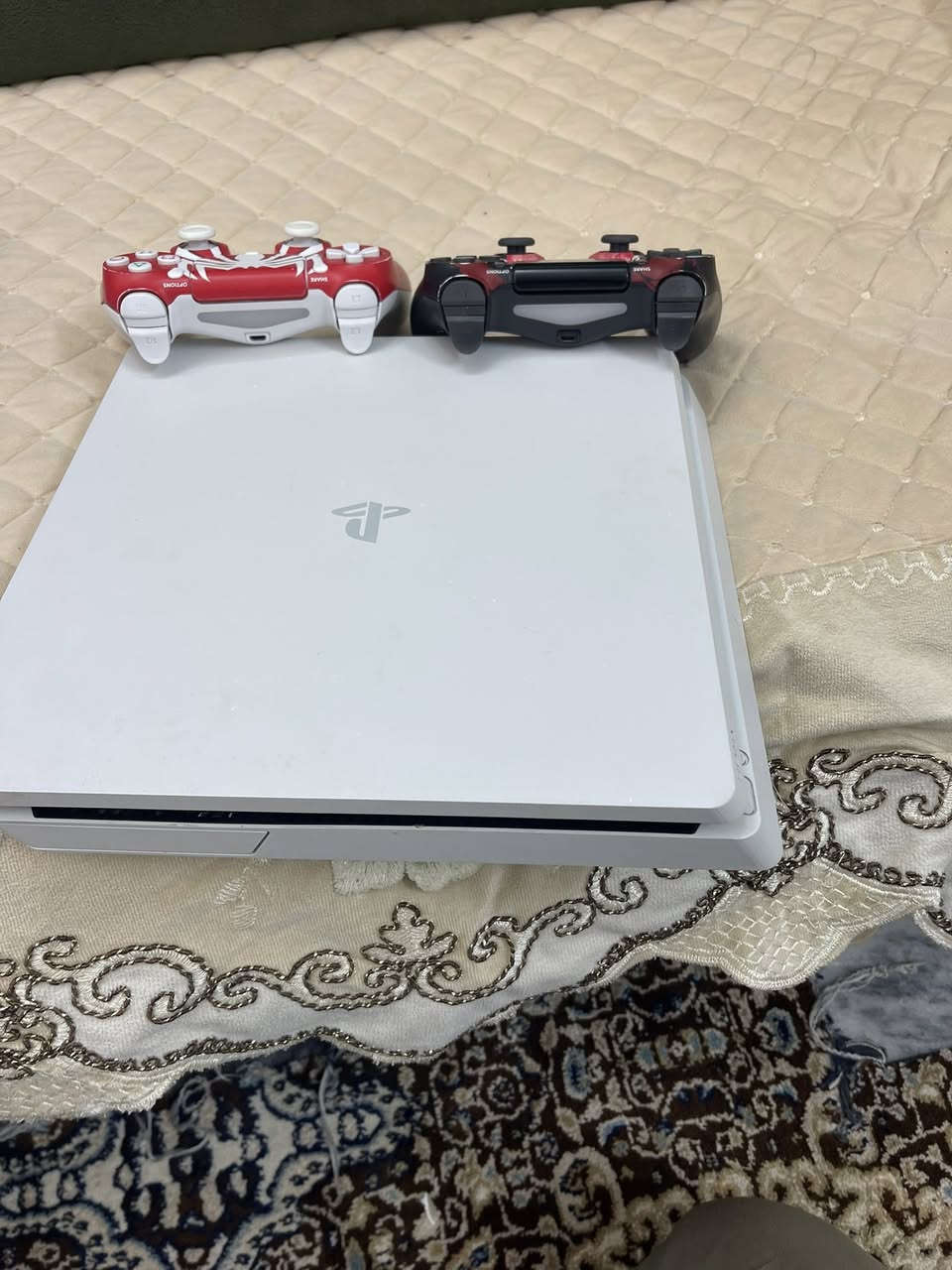 السلام عليكم ورحمه الله بلي فور جهاز نضيف معنا الكلمه معا ليدات 2 ومعا قرص تجي تفحط الجهاز وتروح سعره 350 قفل  رقم الهاتف ***********
