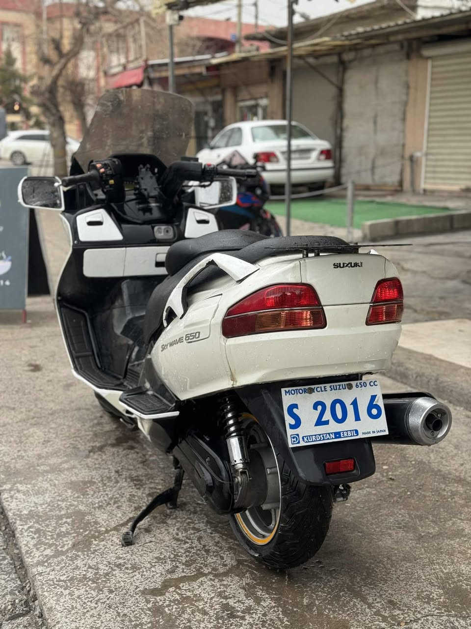 سکایوەیڤ بە سعری فۆرزا
حەجمی مەکینەی ٦٥٠ یە ٢ پستنە 

گێڕی ( تۆماتیک + عادی + سپۆرت ) ی هەیە 

سورعەتی تا ٢٠٠ کیلۆمەتر دەڕوا 

 مَاشَاءَ اللّٰه لە هەستان و قوەت و سورعەتی

گێڕ و مەکینە و کارەباییات و هەمو شتێکی بەشەرت هەموی لەسەر دەقی شەریکە ماوەتەوە

گێڕ و قایشی گێڕ و کلاج و دیشلەکانی هەموی بەشەرتی ئەوەی وەک سفر وابێ لۆک لۆکە 

کامل سێرڤزی بۆ کراوە و هەردوک تایەی لۆکە 

یەک خەلەلی بچوکیشی نیە و زۆر مەزبوتە 

سعری ١٦ گەڵا و ٧٥ دۆلارە و مەجالێکی کەمی تێدایە 

سعری فۆرزایەکە

ناونیشانم سلێمانیە 

***********

***********
