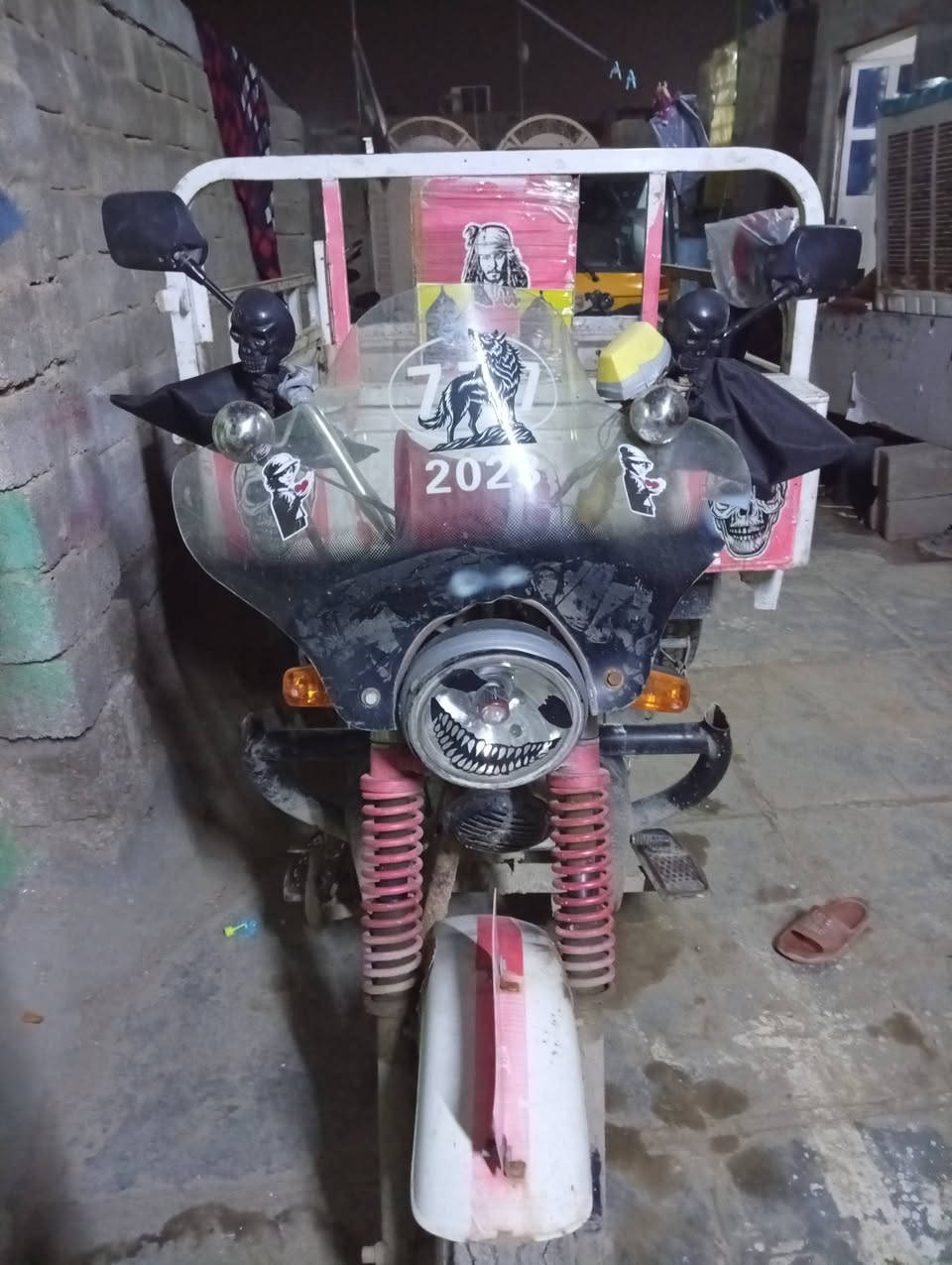 سلام عليكم ستوتة للبيع موديل 2018  .رقم انكليزي تحويل ثاني يوم  السعر 1400 وبيهة مجالل العنوان كوت حي الجهاد: الشراي يتصل ***********
