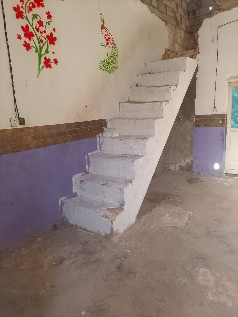 سلام عليكم بيت100متر مربع للبيع بل براكيةشارع المعمل خلف بانزين خانه حجي وحيد السعر 15 مليون وبي مجال *********** البيت فارغ
