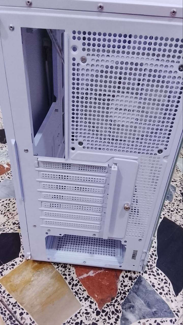 🖥️ للبيع كيس SAMA V PLAY لون أبيض – جديد بالكامل 🔥
للبيع كيس احترافي من شركة SAMA موديل V PLAY، اللون الأبيض الجميل والأنيق،
النسخة التي تحتوي على شاشة أمامية اعتيادية (مو لمس).

🔹 حالة المنتج:
الكيس جديد 100% وغير مستعمل نهائيًا، فقط بدون كارتونة الشركة،
لكن جميع الإغراض الأصلية والملحقات موجودة وكاملة وجديدة، مثل المسامير، الأسلاك، الفلاتر، وكل شيء جاي وياه.

🔹 مواصفات ومميزات الكيس:

تصميم عصري بلون أبيض نقي مع واجهة زجاجية شفافة تعطي شكل راقي جداً

دعم كامل للوحات ATX / Micro-ATX / Mini-ITX

مساحة واسعة لتركيب كرت شاشة طويل ومعالج تبريد هوائي أو مائي

نظام تهوية ممتاز مكون من 3 مراوح قابله للزياده 

كفاءة عالية في توزيع الحرارة وتنظيم الكيبلات

واجهة أمامية تحتوي على منافذ USB 3.0 + USB 2.0 + مدخل صوت ومايك

خامات قوية وثقيلة تعطي إحساس بالجودة العالية

💰 السعر المطلوب: 115.000 دينار عراقي

الموقع: بغداد السيديه
 للتواصل: واتساب / ***********
