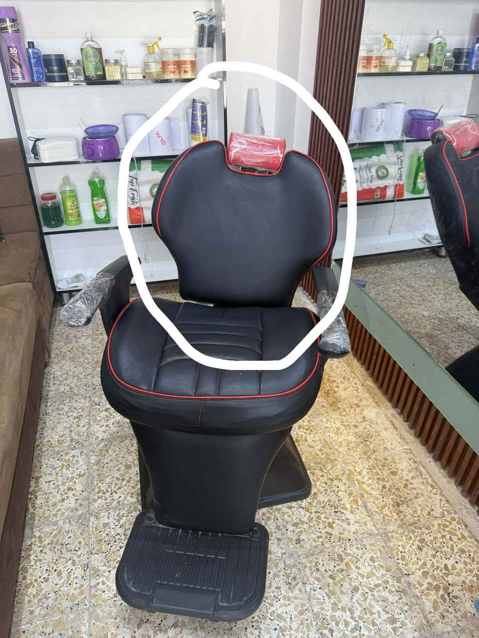 مثل ماموضح كرسي جك  بي خلل يرادله تصليح بسيط  ولحيم بضهر بس جك يشتغل ما ضهر ومال تصعيد وتنزيل  بس عيبه من يكعد علي زبون ينزل يعني يرادله تصليح جك او تجفيت *********** او خاص كوت خاجيه ثانيه
