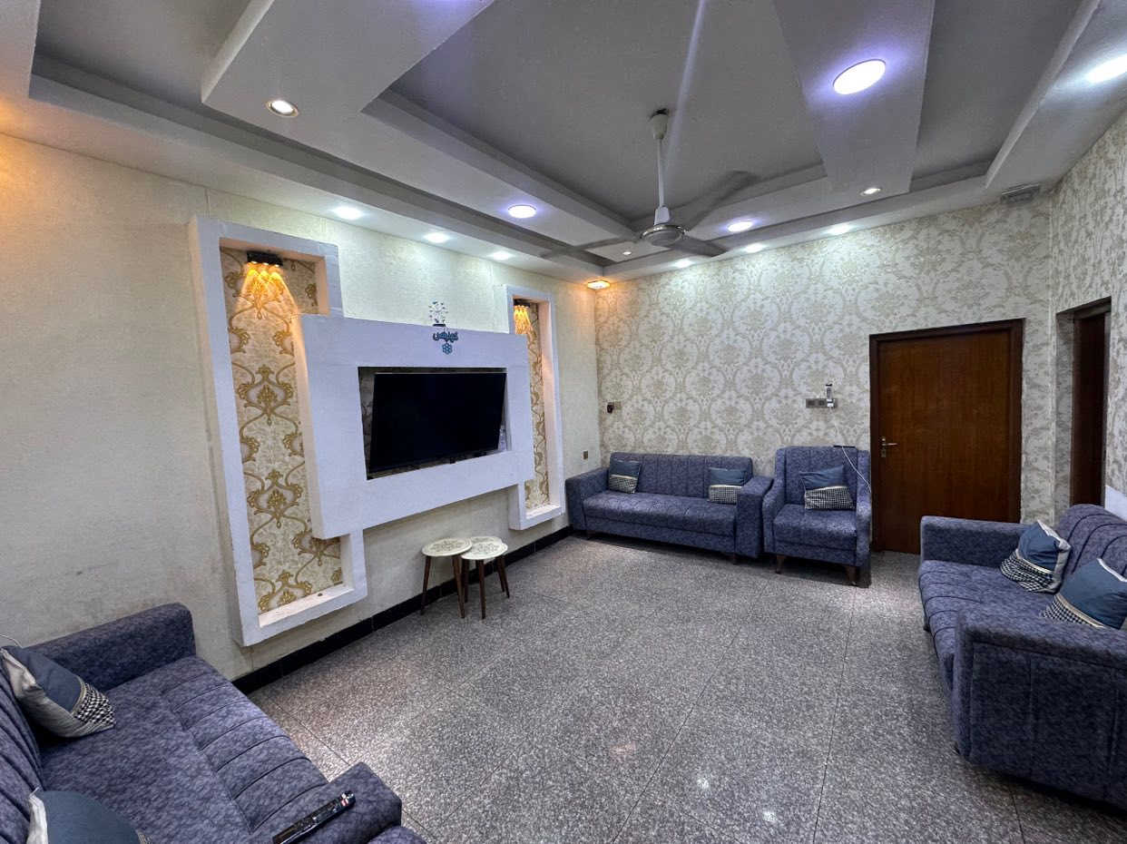 السلام عليكم 
المصداقيه عنواننا 
🏛️ دار للبيع 🏛️
ـــــــــــــــــــ
#المــــوقـــــع // ورديه خارج /قرب حسينية علي كحيوش
 ثاني بيت عن التبليط 
_________________
#االمساحــــــة /300م 
طابو زراعي سند 25 
___________________
🔻 المحتويــــــات //
غرفتين نوم +كليدور +إستقبال+مطبخ  +مجمع صحيات 
+حديقه 
مع اثاث تسليم مباشر 
السعر 125وبي مجال بسيط 
_______________________
للأستفسار أكثر الاتصال او واتسـاب //  
📱***********
    ***********
‭0771 783 1398‬                                           
او زيارة مكتب 🔻عقارات الديرة 🔻
الكائن // الحلة ورديه خارج قرب جامع العكام 
______________________
🔷 لمــــــن يــــــرغب فــــــي عــــــرض عقاره طابــــــو صــــــرف او زراعــــــي او تجــــــاري يرجــــــى مراســــــلتنا 🔷
