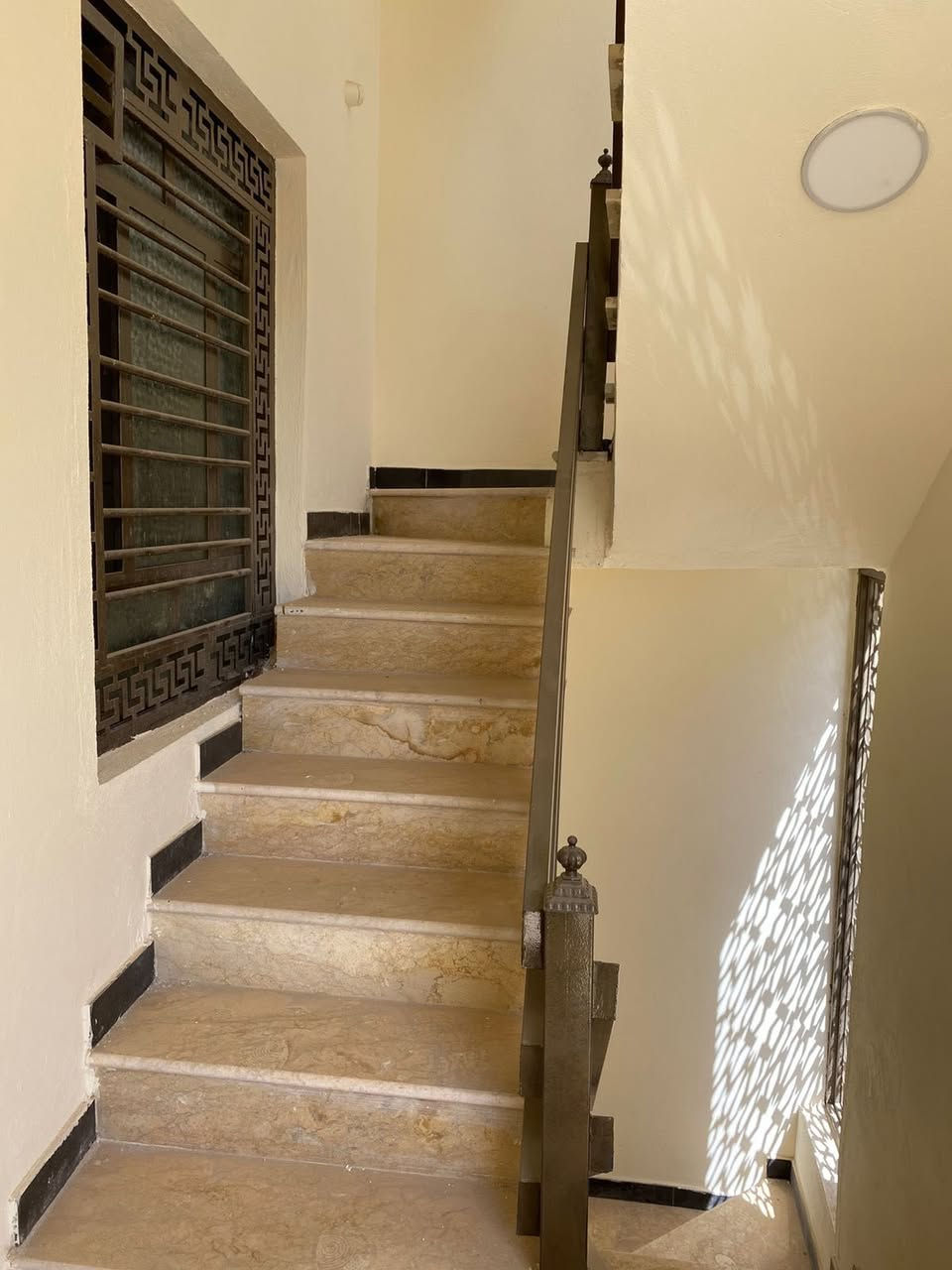 السلام عليكم (للعوائل فقط )
.شقه للإيجارطابق ثاني تقع في كمب ساره قريبه جدا على الشارع العام.
تحتوي على 
1-غرفه نوم عدد (2)
2حمام 
3-مطبخ 
4-هول 
5-خدمات لانترنيت 
6-سخان ماء  
للاستفسار (***********)
