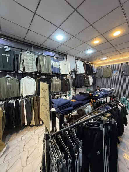 اللهم صل على محمد والًً محمد
محل ملابس متكامل من كل شي دخله خير من الله للبيع بضاعه جدا جميله المحلً شغال وعله شارع عام ومخزن متروس بضاعه كما موضح بالصور 
الديكور والعماريه والكهربائيات والمبرده والجام خانات كلهن اليه يعني ابيعهن من ضمن المحل تحياتي لكم المكان كربلاء الچاير قرب اسواق فطرس الشراي يجي ويشوف وينطي السعر ونتراهم *********** رقم صاحب المحل

