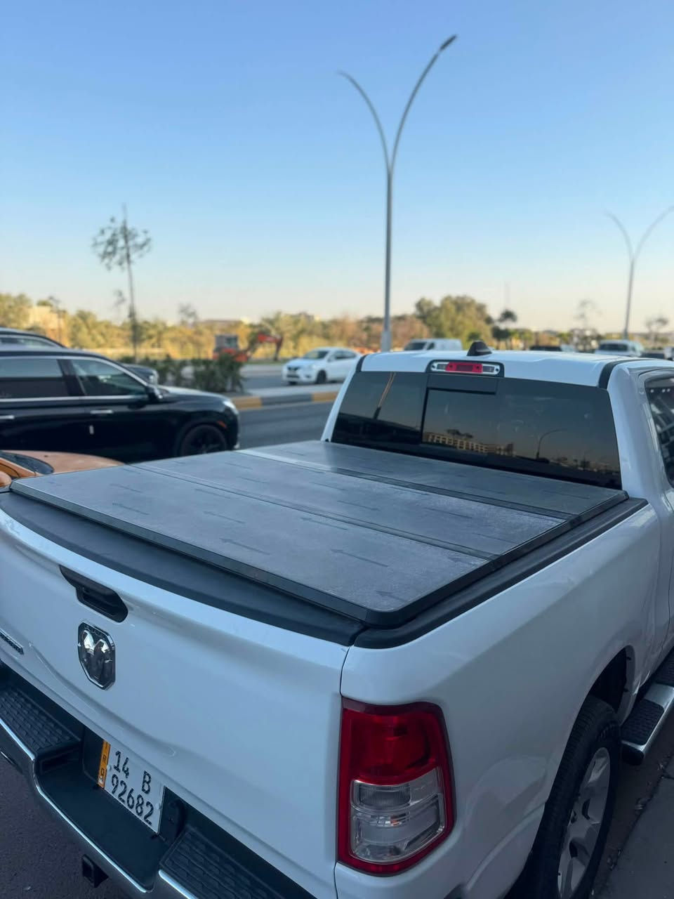 السلام عليكم شباب
رام 1500 بيغ هورن (Big Horn) موديل 2023. 

للبيع 330 ورقه 

* محرك 5.7 لتر HEMI V8 

* ناقل حركة أوتوماتيك 8 سرعات. 

*باب طويل بدي قصير مغلف 

*ماشية 83 كيلو متر 

* شاشة وسطية Uconnect مع دعم Apple CarPlay وAndroid Auto.

* كاميرا خلفية وحساسات ركن.

* رقم بصرة تحويل مباشر 

صور الحادث مرفقة ايرباكات سليمة

مكاني بصرة ***********

