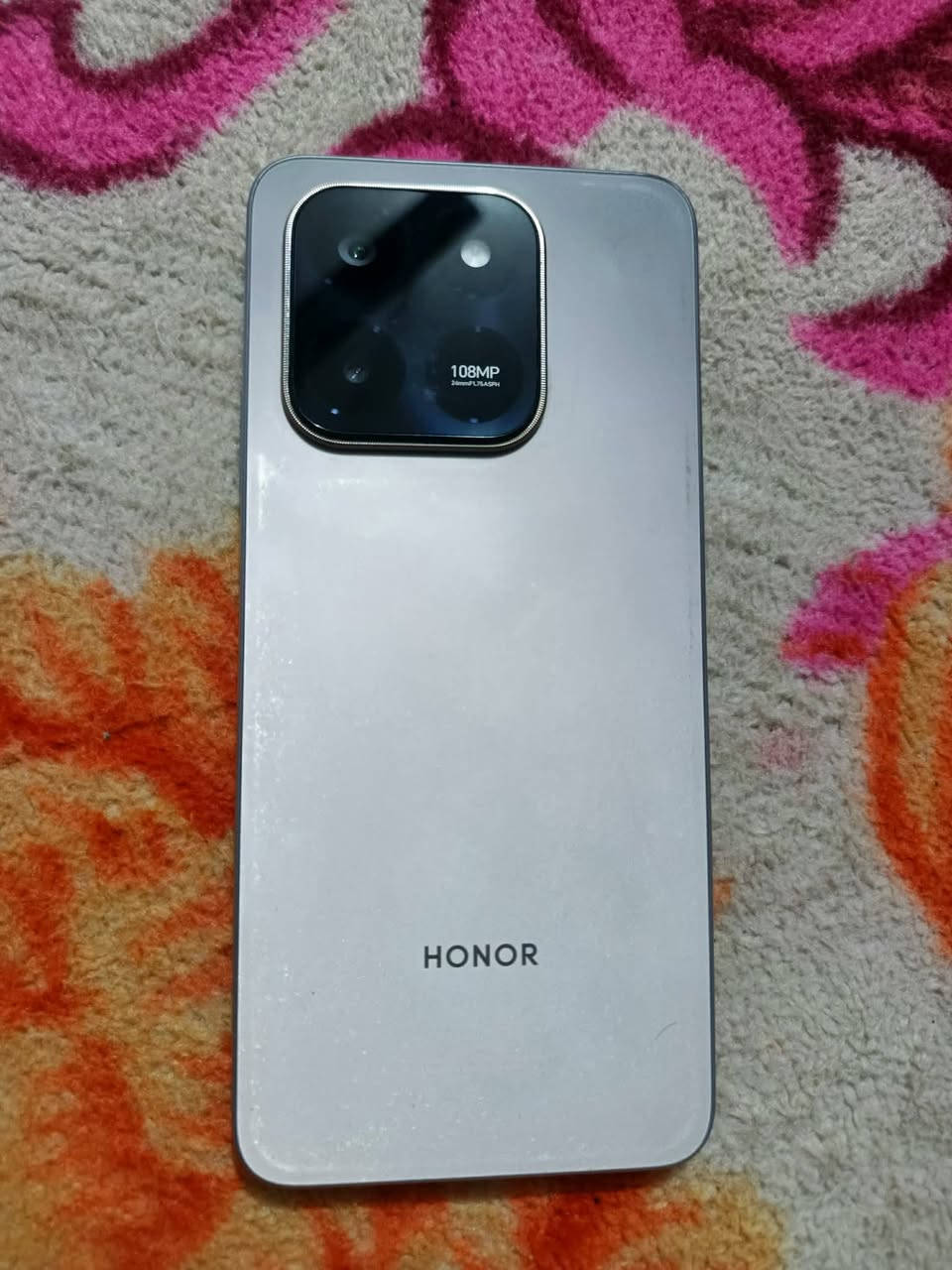 السلام عليكم
جهاز HONORX  X7d للبيع 
شاشة 6.77 إنش بمعدل تحديث 120 هرتز.
⚙️ معالج Snapdragon 685 مناسب للاستخدام اليومي والألعاب المتوسطة. �
HONOR
💾 ذاكرة 8 جيجابايت RAM مع 256 أو 512 جيجابايت تخزين (حسب النسخة). �
HONOR +١
📸 كاميرا خلفية 108 ميجابكسل مع كاميرا عمق 2 ميجابكسل، وأمامية 8 ميجابكسل. �
HONOR
🔋 بطارية كبيرة 6500mAh مع شحن سريع 35 واط. �
HONOR
📱 يعمل بنظام Android 15 مع واجهة MagicOS 9.0. � جديد والله  السعر 180 وبي مجال
 للتواصل ***********
