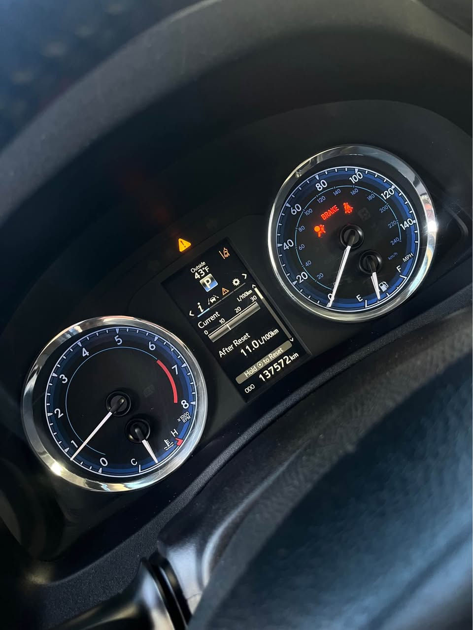 كرولا ٢٠١٧ SE 
مواصفات امریکي مکینە ١.٨
٢ پارچە بۆیاغ 
نەرمە تەزرەیەکی خەفیف هەیە 
گوشین نیو جلد و ٣ گێر و کامێر و شاشە و تبرید لەمس و ڕادارە 
سعری ١٢٩ وەرەقە و مجال 
*********** کۆرەک واتساپ 
Shaqlawa شقلاوة, أربيل
