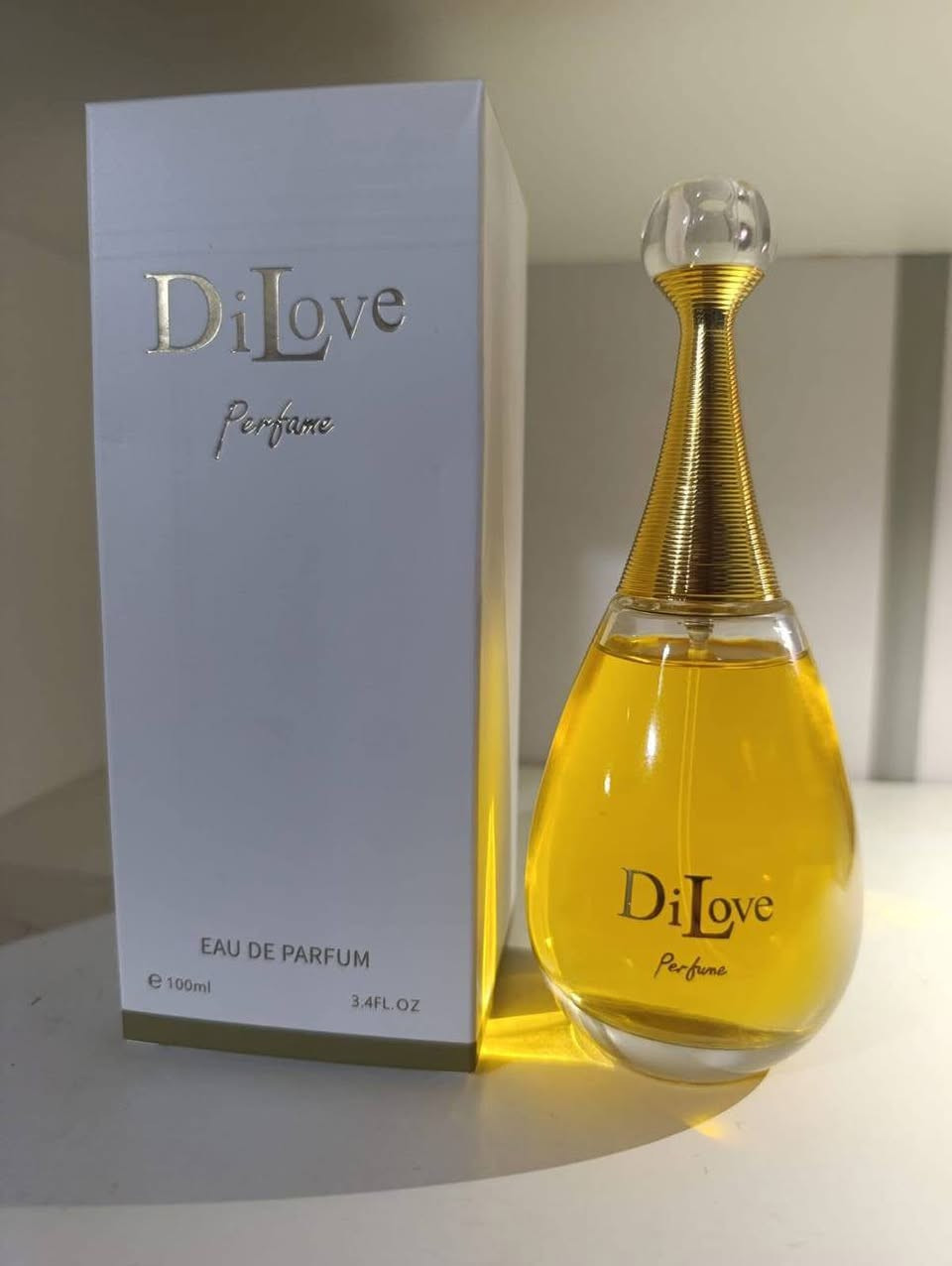 اكتشفي السر وراء النوتات العطرية الساحرة لعطر DiLove، حيث تتناغم الطبيعة لتمنحكِ حضوراً ملكياً لا يُنسى: 🥰👇

🍋 الإفتتاحية: انتعاش حيوي من الحمضيات اللامعة التي تضفي بهجة فورية من أول رشة! 
🌸 القلب النابض: توليفة أنثوية طاغية من ياسمين سامباك الفاخر، 🌹 الورد، ولمسات مبهجة من 🟡 الزهور الصفراء و⚪️ البيضاء الساحرة
🪵 القاعدة المستقرة: دفء وعمق اللمسات الخشبية الدافئة مع عبير ✨ الحلو الذي يضمن لكِ ثباتاً يعلق بالذاكرة طوال اليوم! 

👑 عطر (Eau de Parfum) يختصر كل معاني الأنوثة والرفاهية في زجاجة واحدة أنيقة تناسب ذوقكِ الرفيع. 🧴


**إذا كنت صاحب هذا الإعلان وتريد حذفه لأي سبب، رجاءا أرسل رسالة إلى الدعم الفني**