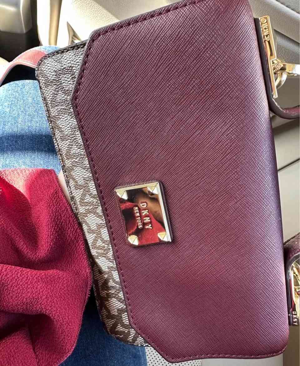 Authentic dkny bag used but very. Clean  like new 
Just like the image on website but maron color أربيل, العراق


**إذا كنت صاحب هذا الإعلان وتريد حذفه لأي سبب، رجاءا أرسل رسالة إلى الدعم الفني**