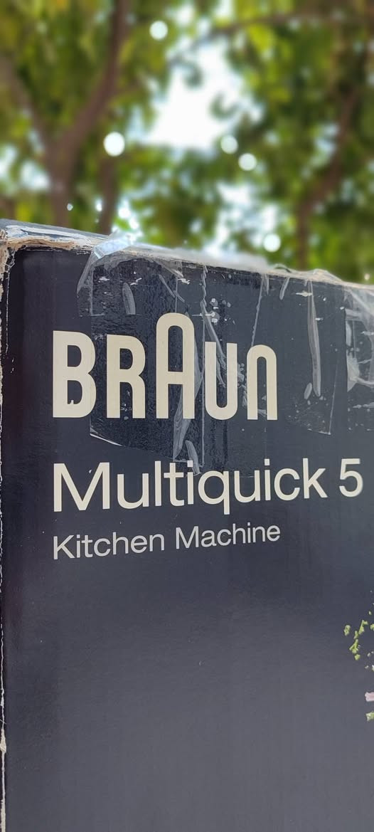 محضرة طعام (ست البيت) من Braun Multiquick 5 Kitchen Machine K700
محضرة طعام ست البيت من Braun Multiquick 5 Kitchen Machine K700 صناعة هنغارية ...

- تحتوي على وعائين كبير بسعة 2 لتر وصغير بسعة 0.75 لتر .
- تأتي ب ١٤ سرعة متغيرة .
- مرفق معها ١٢ ملحق .
- تقوم بعدة مهام (ثرم و خفق وخلط وطحن وعجن ومعصارة حمضيات ومعصارة لكل انواع الفواكه) .
- مرفق معها كذلك اربع شفرات لتقطيع الخضار وللبشر الخشن والمتوسط والناعم .
- الجهاز جديد ونظيف جدا (مستعمل اقل الشهر فقط) .

للاستفسار وتفاصيل اكثر تفضل خاص ..


**إذا كنت صاحب هذا الإعلان وتريد حذفه لأي سبب، رجاءا أرسل رسالة إلى الدعم الفني**