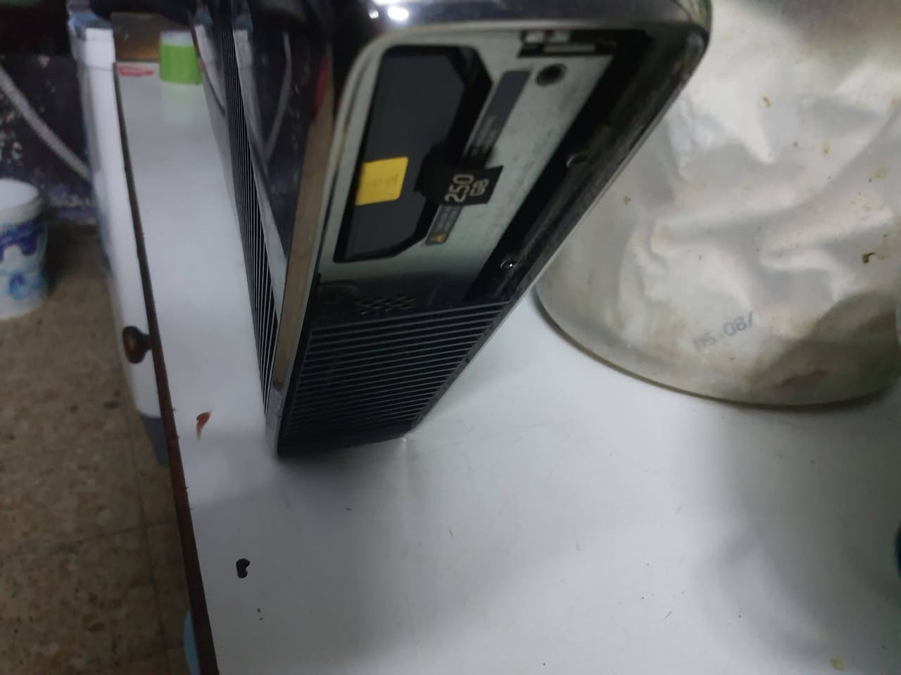 اكس بوكس 360 سلم كامل ملحقاتة يدات واير٢ و٣٠ لعبة قوية طوبة حرب جيتي اي ومغامرات وزومبي لبيع سعرة 90 بي مجال مكاني جميلة شارع خير الله ***********
