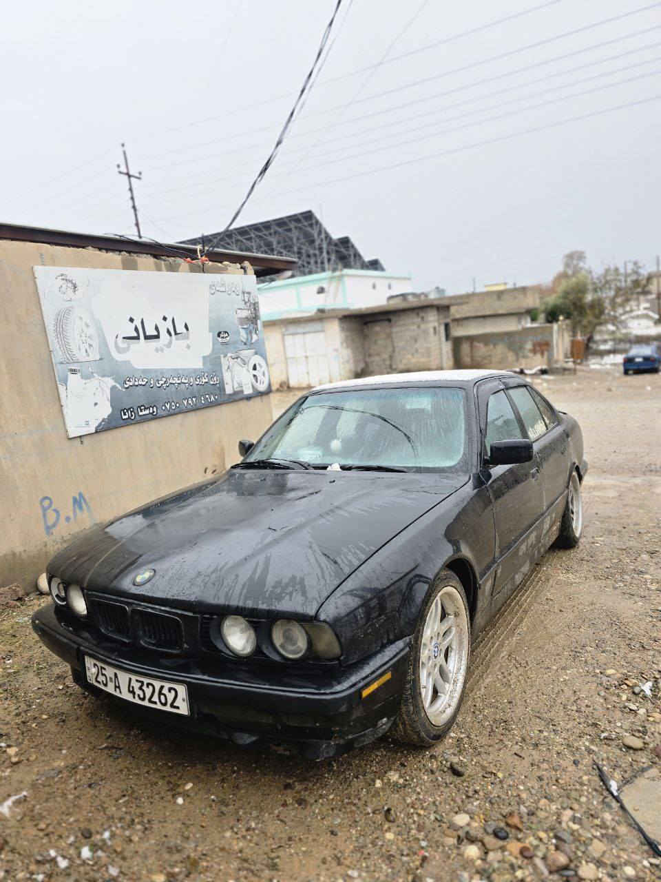 بیئێم 525 بیلاد
مۆدیل91
تۆماتیک 
سلاید
تەبرید
چوارجام کارەبا 
چوار تایەی و ویلی تازە
کوشن جلد قفل مەرکەزی
کارەبایی هەمو ئیشەکات
دەفتەر بەنزینی هەیە
هەیکەلی جوانە نەکەوتوە
سەنەوی و ڕەقەم تاکو 2029
ئاوێنە گوێ بەرخ و شەش کەلە
لێدرانێکی پێشەوەی هەیە بەبێ ناوگرتن
سێ بست دۆسەی خایسبوە گۆڕاوە
موس و بڕاوەی بەشەرت
بەنزین زۆر زۆر کەم سەرف ئەکات زۆریش بەقوەتە
تازە نۆزڵ و ڕادێتە و بلاکم گۆڕیوە
کارەبایی و گێچەکانی هەموی ئیشەکات
شوێن کەرکوک
گۆڕینەوەش ئەکەم بەشتێک بەدڵم بێت
***********
