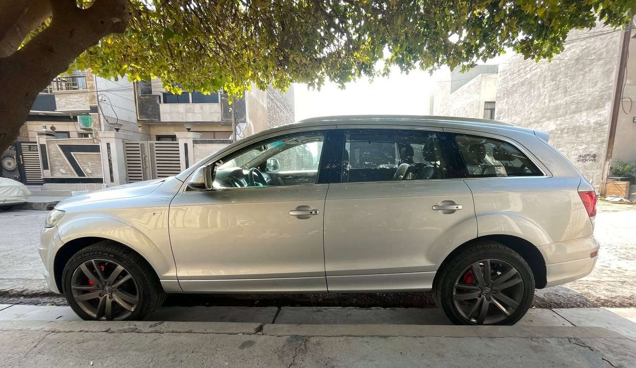 السلام عليكم للبيع
 Audi Q7 S-Line 2012 
السيارة نظيفة وفول مواصفات عدد المقاعد 7 راكب 
المكينة 6 سلندر سوبرجارج ٨ نمر 
تبريد تدفئة ٣ قطع منفصل
السقف سلايد روف 
كامرة خلفية و شاشة 
السيارة تجي بصمة و سويج 
وبلصور موضح بيهة ضربة خفيفة بلجاملغ الخلفي
وبعد بيهة مواصفات خير من الله مكاني بغداد حي الجامعة
السعر 130 ورقة وبيها مجال مال بيع
رقم الهاتف ***********
