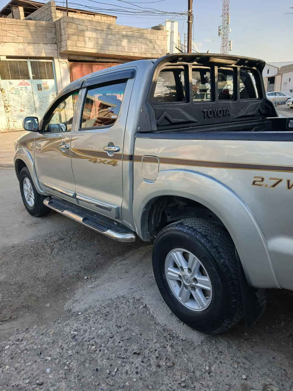 تويتا هاى لوكس  2008  پيشو دواى كؤراوه كراوه به 2012   گيرو مه كينه و ئه كسل به شه رت سه نه وى تا 2029 تازه يه سه ياره كى تونو تولو جايزو ريك وپيكه .
بؤ نرخ په يوه ندى بكه (***********)
