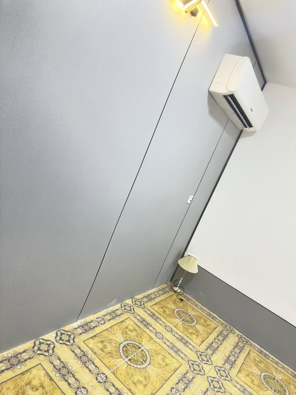 دار للبيع كربلاء المقدسه حي النواب قرب مستشفى الكفيل قريب على نهر الهنيديه
المنطقه مشموله بالطابو واجت البلديه رقمت الدور الي بالحي 
والبيت بي استماره مال تطويب كامله حسب قرار مجلس الوزاراء مساحته 225 متر واجه 15 متر نزال 15 متر ركن البيت خدمات كامله ماء مجاري كهرباء إنترنيت والتبليط قريب عليه كلش 
يحتوي على 4 غرف نوم صاله عدد2 استقبال صحيات عدد 3 مطبخ كبير 7في 5 حديقه داخليه صغيره البيت كامل من كلشي 
للاستفسار اكثر ***********
