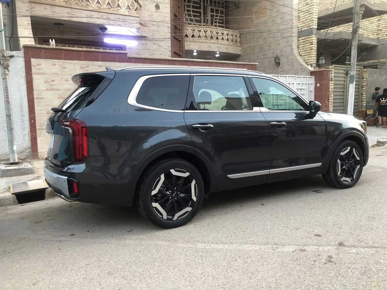 السلام عليكم شباب 

عندي كيا تولورايد فئه S موديل 2024 رقم بغداد 

ماشيه 7 الاف ميل حقيقي حادث مالته 

((دعامية امامية + تعديل باب وره باب السائق

وبارد شي بسيط بلجاملغ صور الضرر مرفقه ))

محرك 6 سلندر حجم 3800 

السيارة بصمة ، فتحه ، كامرا ، تحكمات استيرن ، 

اوتو هولد ، حساسات ، توقف ذاتي ، مانع انزلاق 

هند بريك دكمه ، كشنات منفصل ، تبريد 3 قطع 

شاشه ، اشاير بلمري 

السعر ب 263 ورقه 

العنوان/ بغداد / حي اور 

وهذا رقمي ***********
