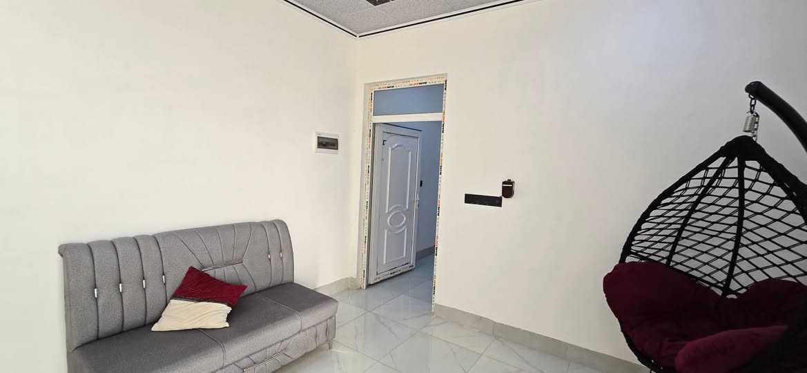 دار للبيع ⬇️⬇️
مزارع الحدباء (ملك بستان)

المساحة 100 متر طابق ونص📐📐

مكون من غرفتين نوم/استقبال/هول /مطبخ /صحيات 🏛️

للاستفسار *********** /***********☎️☎️

او مراجعة مكتب الكوفة سايدين شقق الحدباء🏢
