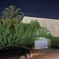 للبيع دار في حي الاطباء التجاري  قرب جامع فخري ابراهيم شنشل  المساحة 4...