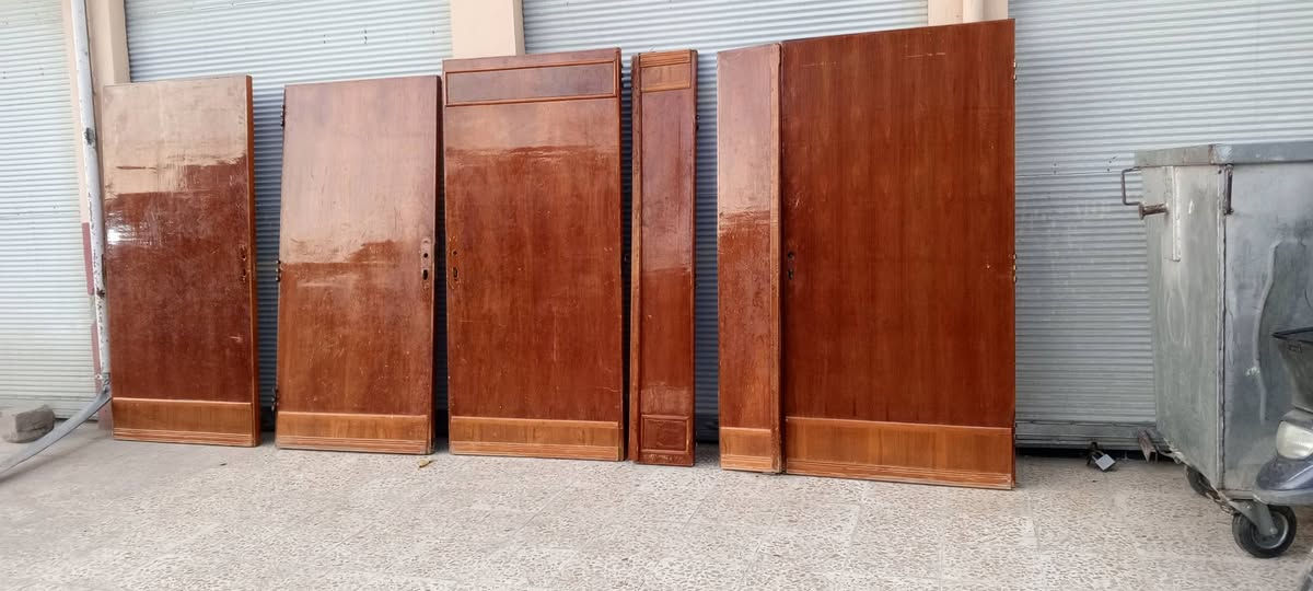 السلام عليكم ابواب للبيع اربع ابواب تك صفاكا واثنين صفاكا وربع موصل الصناعه القديمه رقم الهاتف ***********
