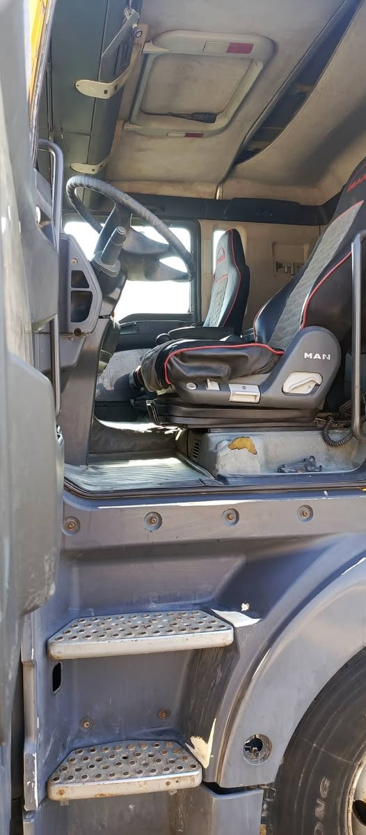 للبيع مان موديل 2004  اتصال. ***********
