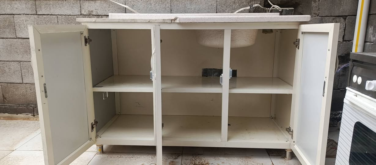 كاونتر للبيع
قياس   130سم 
3ابواب مع كرانيت  جديد مستعمل قليل
سعرو 80الف 
***********
