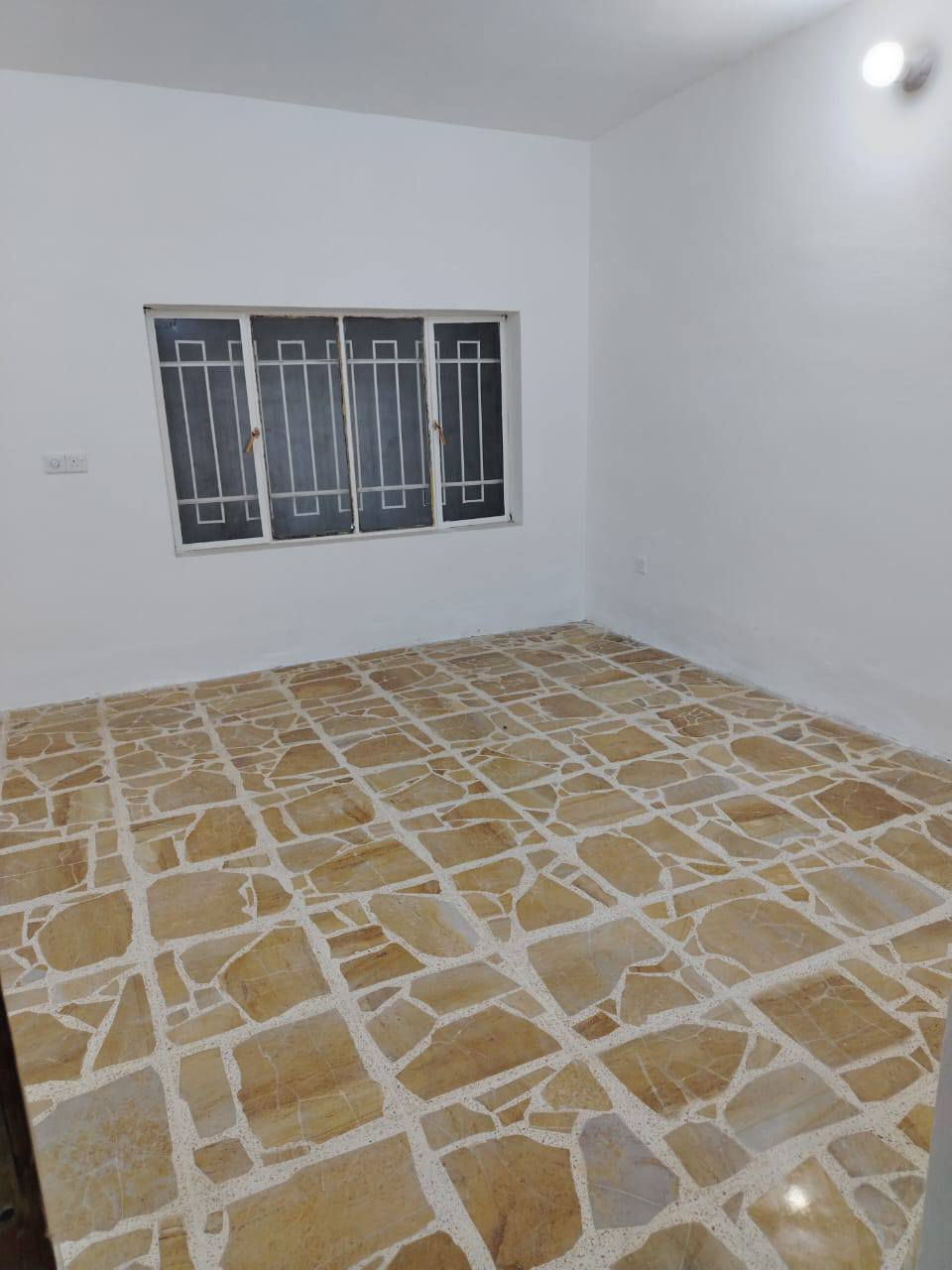 بيت نظيف للايجار مساحة 200م  في الدورة شارع 60 المربع الاول قريب على كافه الخدمات و قريب على شارع 60 كراج كبير يكفي سيارتين وحديقه و خدمات خارجية للضيوف مدخلين على المطبخ وعلى الاستقبال وغرفة نوم كبيرة ومنور و خدمات وحولي صغير و استقبال كبير جداً 
الطابق الثاني غرفتين نوم و خدمات وسخان وماطور ماء 
وخزان ماء عدد 2 وسطحين 
السعر 750 ألف قفل 
*********** واتساب
