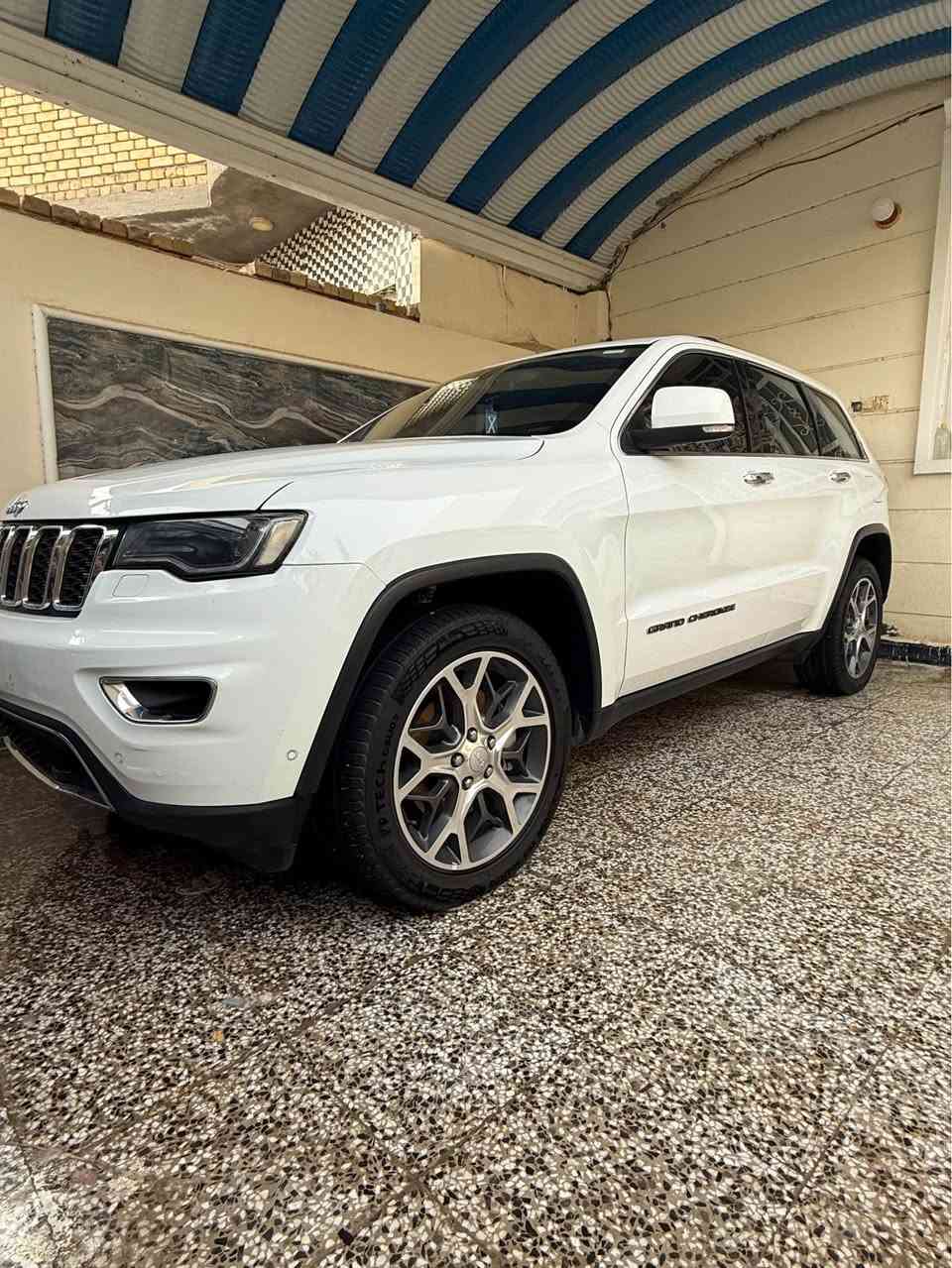 السلام عليكم جيب لاريدوا خليجي موديل 2019 لمتد بلاص فول مواصفات رقم بغداد تحويل مباشر سياره عل وضع الشركه تخم تاير حداديه كله جديد مواصفات السياره 
فتحه سقف 
لايت عدسه قلاب 
مري شفط 
داخل عسلي 
حساسات امامي خلفي 
رادار جانبي 
مكان السياره ذي قار 
رقم الهاتف *********** ناصرية, ذي قار
