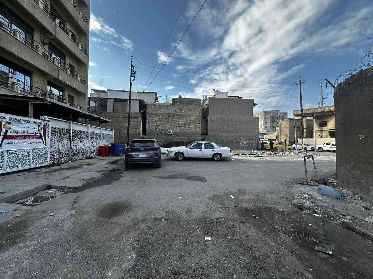 قطعة ارض 300 متر للايجار العنوان السعدون قرب وزارة الزراعة توجد بجانبها دائرة حكومية /مؤسسة الشهداء 
 تنفع تكون كراج أو كافيتيرايا 
المنطقة مزدحمة في جميع أوقات الدوام الرسمي 
للتواصل ***********
