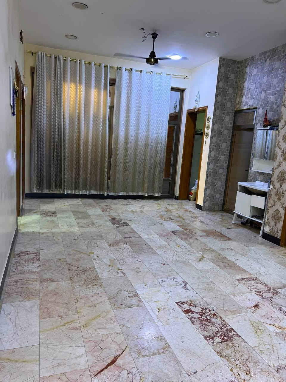 السلام وعليكم
بيت مع اسواق البيع مساحته 200متر الامين الثانيه سكينه الزراعي مقطعه 2على 11 قرب شارع المكاتب 
الاستفسار واتساب /***********
