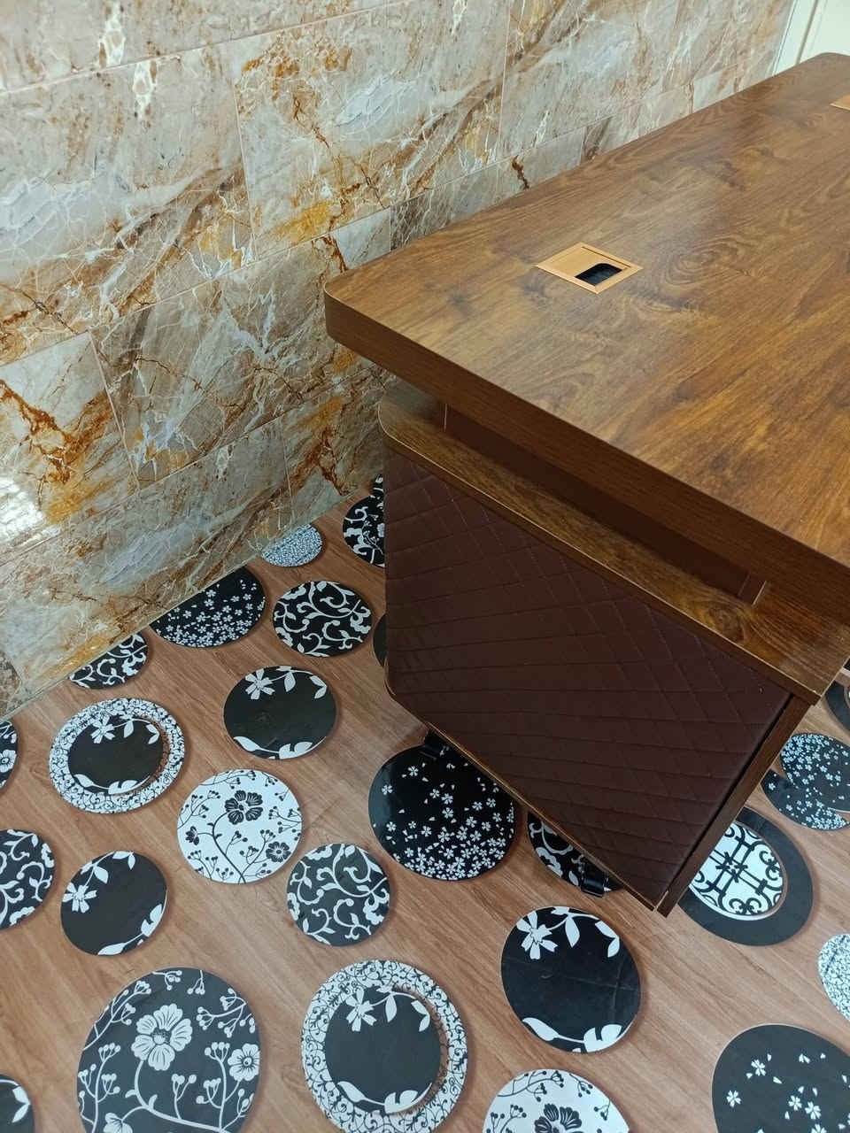 ميز مكتبي |
الوصف
للبيع  ميز مكتب بتصميم أنيق وجودة عالية،
📏 المقاس: 120 × 60 سم
📐 الارتفاع: 75 سم (83 سم مع القاعدة المتحركة)
✅ 3 أدراج 
✅ خزانة جانبية
✅ فتحات لتنظيم الأسلاك
✅ قاعدة متحركة بعجلات
💰 السعر: 170,000 دينار عراقي (قابل للتفاوض البسيط)
📍 الموقع: حي العباس
للتواصل : ***********
