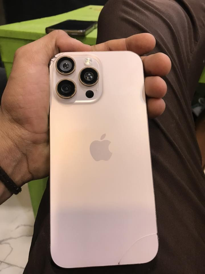 اسلام عليكم ايفون ١٦ برو ماكس بطاريه ٩٤ ذاكره ٢٥٦ مبدل فقط شاشه وكامره خلفيه غير شغاله فيس ايدي شغال السعر ٨٥٠ وعدد الدورات ٣١٨ الجهاز جديد ***********
