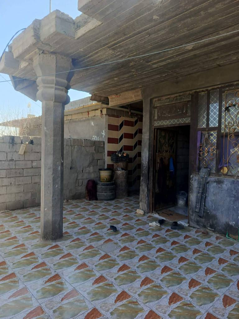 السلام عليكم ورحمة الله وبركاتة
بيت للبيع في حي ذويب الثالث اول فرع تبليط للباب‏
مساحة البيت 250م
يحتوي على غرفتين 4×5 وصالة 8×4 ومضيف7×4 ومطبخ4×4
البيت بي نقص بسيط كلش
 بناء البيت حديث 
بعض من صور البيت
للاستفسار اكثر ‏‪***********‬‏
***********
