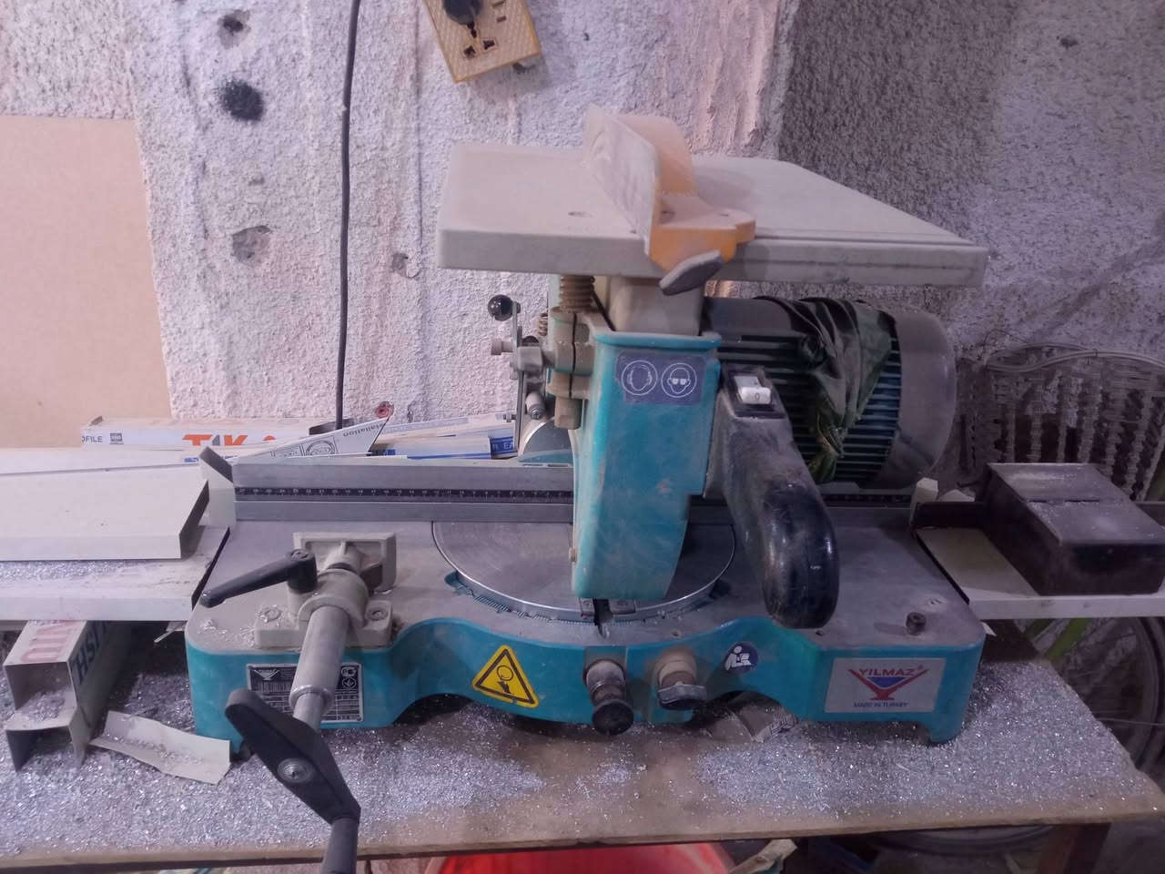 معواجه مترين و 10  وطبر   وكتر يلمز  مع تسكاه. وميز الكتر للبيع متواجد وتساب *********** العنوان حله بكرلي قرب النفق
