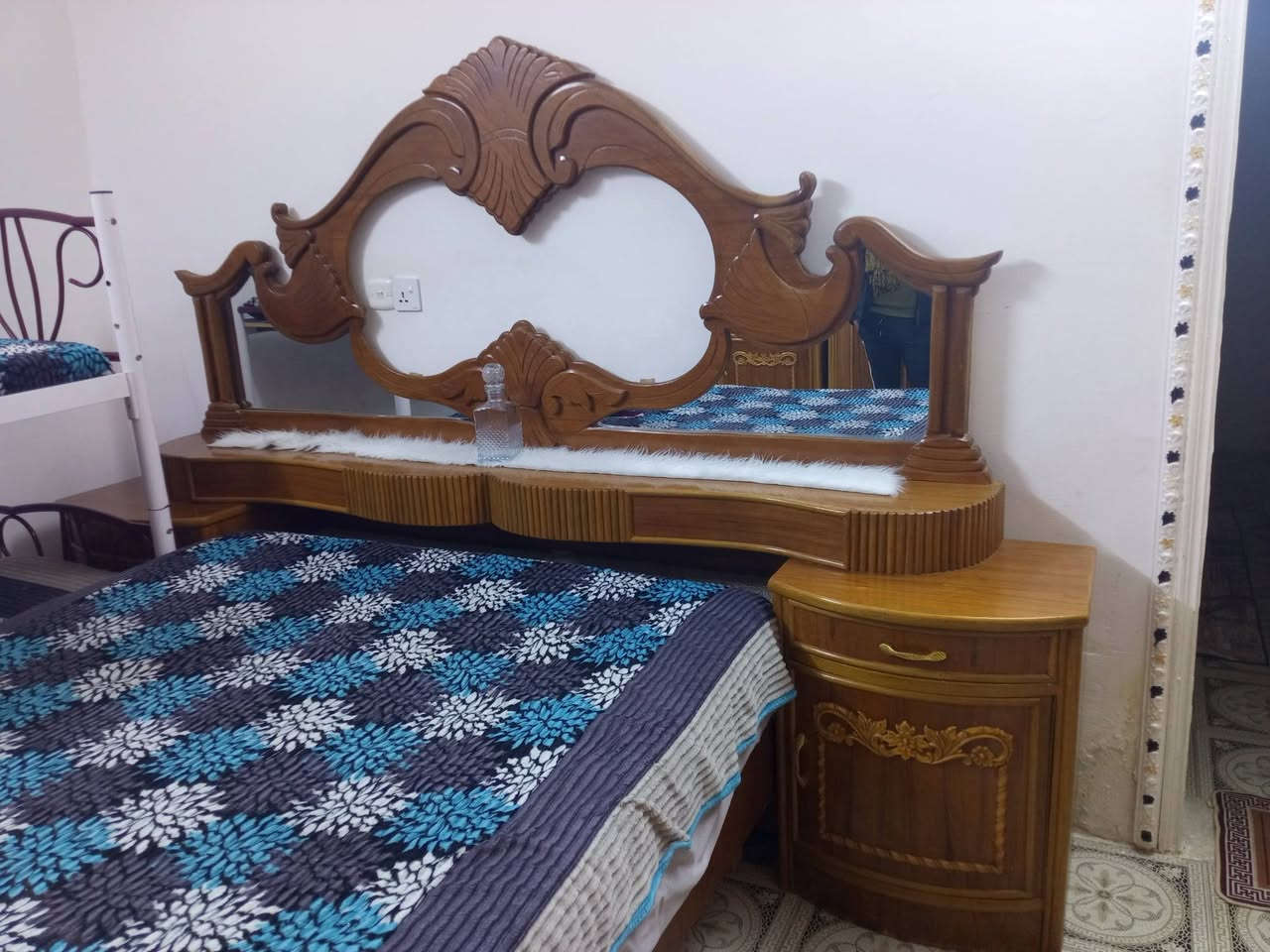 غرفه عراقيه تسكام داخل خارج صاج نضافه 100/100

***********
