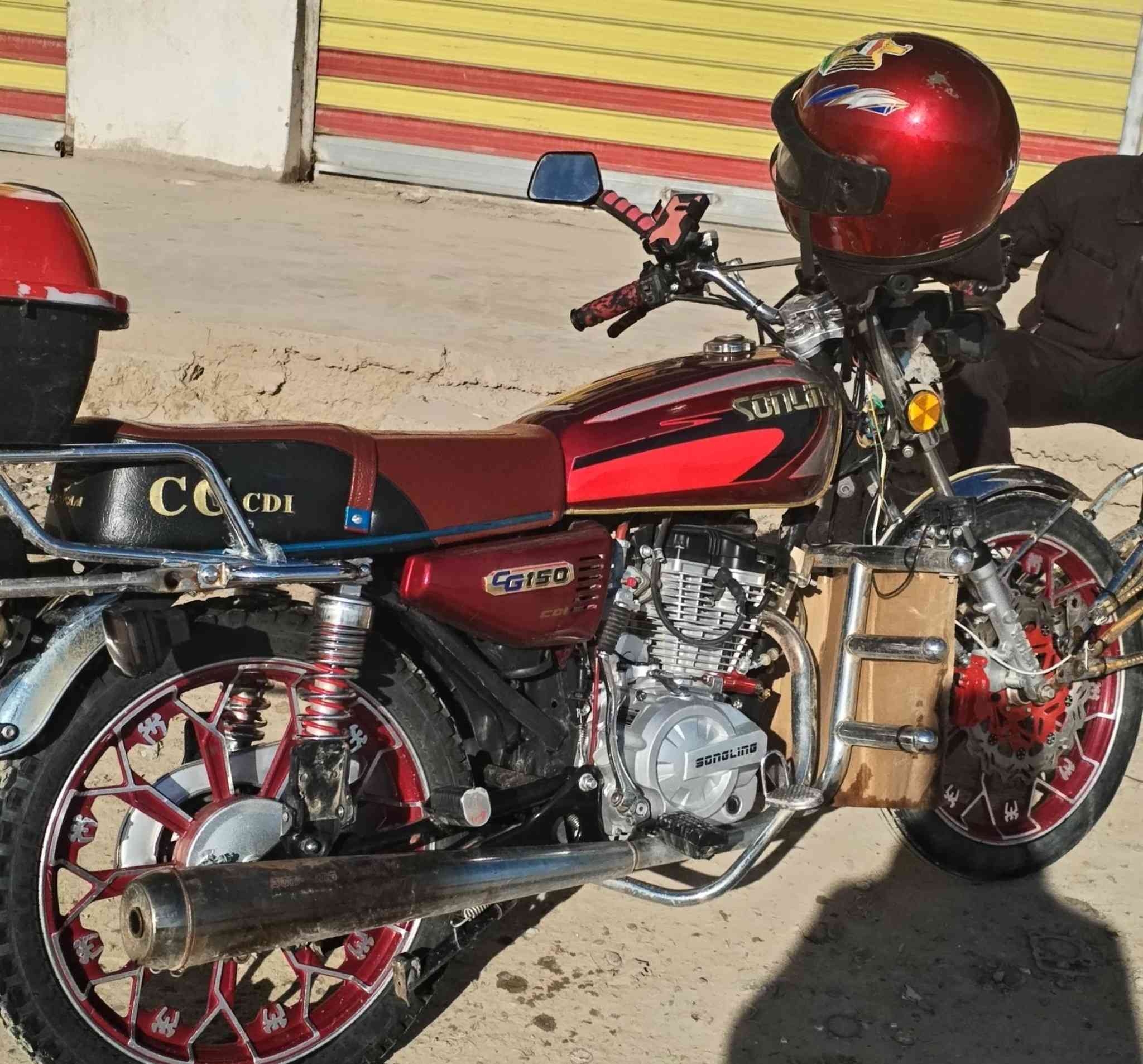 السلام عليكم يوجد موطور
سولنك موديل 24
شاشه كترون بلادي
محرك 200
وزن ثقل 
كلچ دهن بلادي بريك دهن 
وضع ابلادي كله
كهربائيّات كله شغاله 
سعر 725وبي مجال 
المكان قريت سته 
بيع مستعجل 

***********
