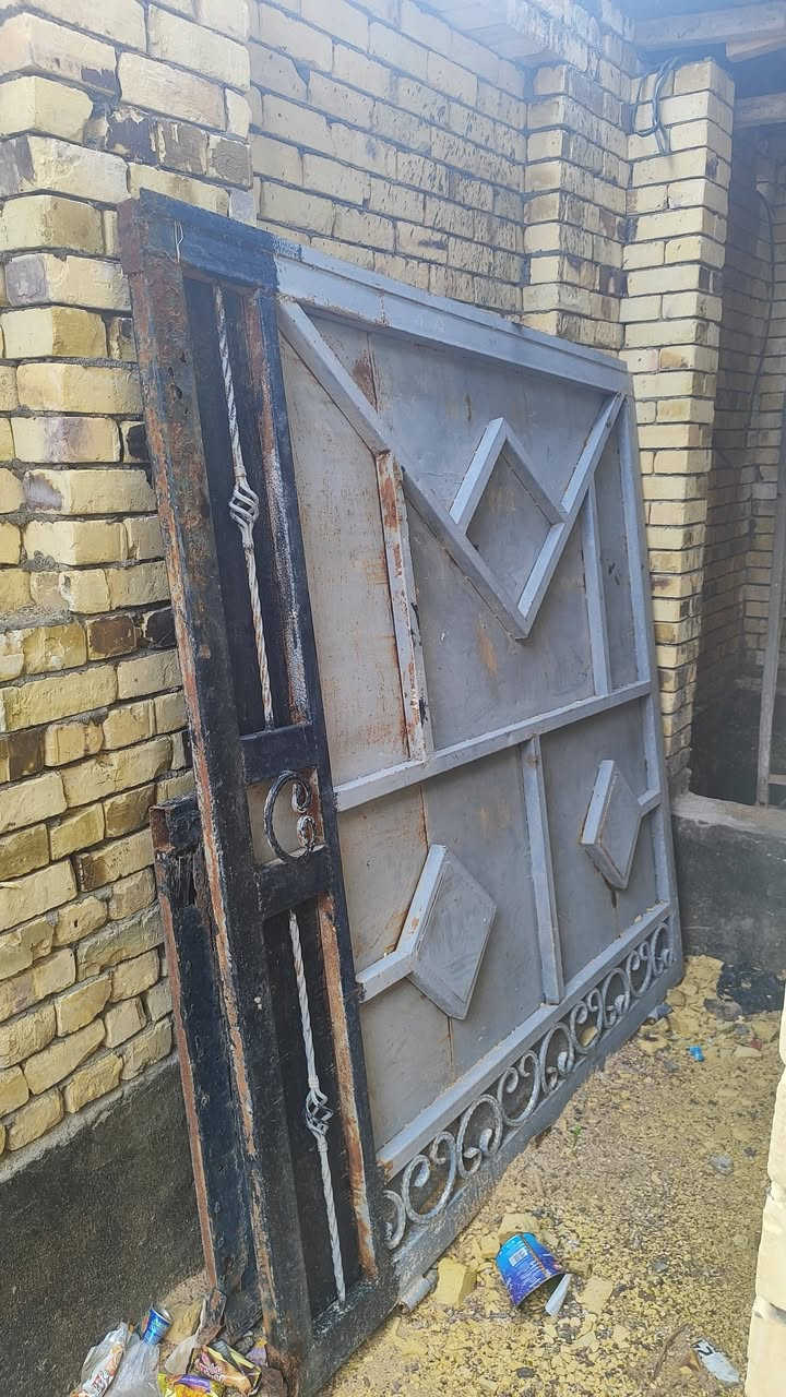 باب حديد ثقيل العرض ٣ متر والارتفاع ٢متر السعر ٧٥ العنوان ٥ميل شارع الميثاق قرب مركز شرطة الهادي رقم الهاتف ***********
