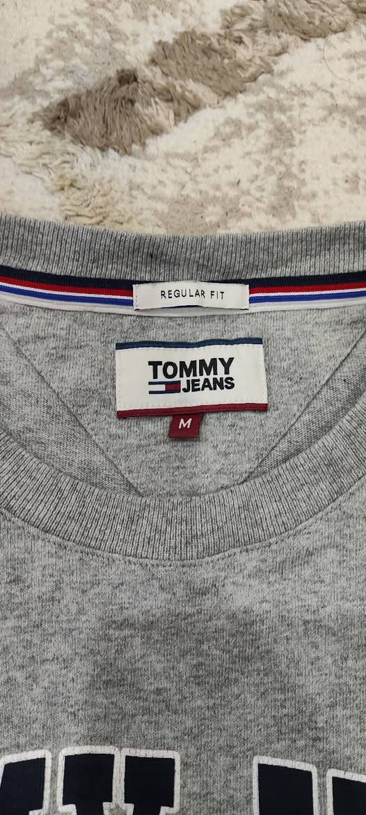 Tommy Hilfiger ✅✅ 
باله اوريجنال 💯💯 
النظافة 💯💯    
M القياس 
50cm عرض الصدر 
68cm الطول 
يتوفر توصيل لجميع محافظات العراق 🚙


**إذا كنت صاحب هذا الإعلان وتريد حذفه لأي سبب، رجاءا أرسل رسالة إلى الدعم الفني**