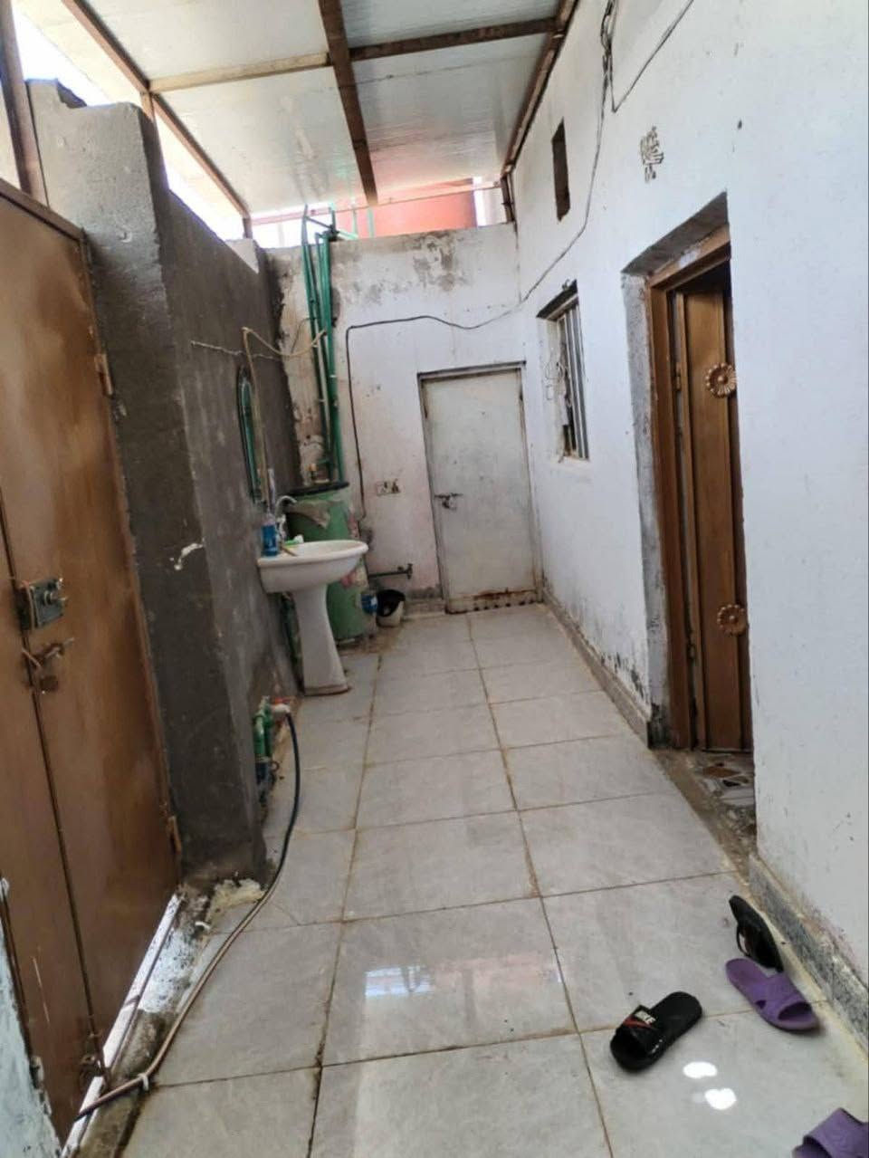 بيت زراعي منطقه ام العصافير قرار محكمه مساحته150متكون من غرفتين وصاله وبراني سعر27شراي تصل ***********
