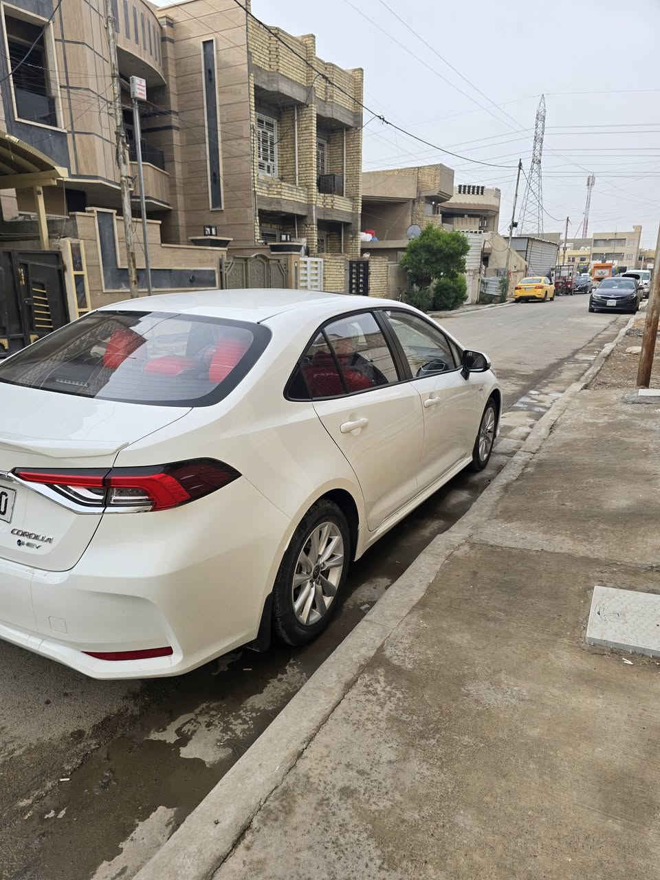 السلام عليكم 
كورلا 2025 فول مواصفات  داخل احمر مقعد السائق كهرباء
بيها بارد قليل بين الباب والجاملق الايسر الامامي 
ماشيه 17 الف وقابل للزيادة 
السعر 24 مليون وبيها مجال 
***********
