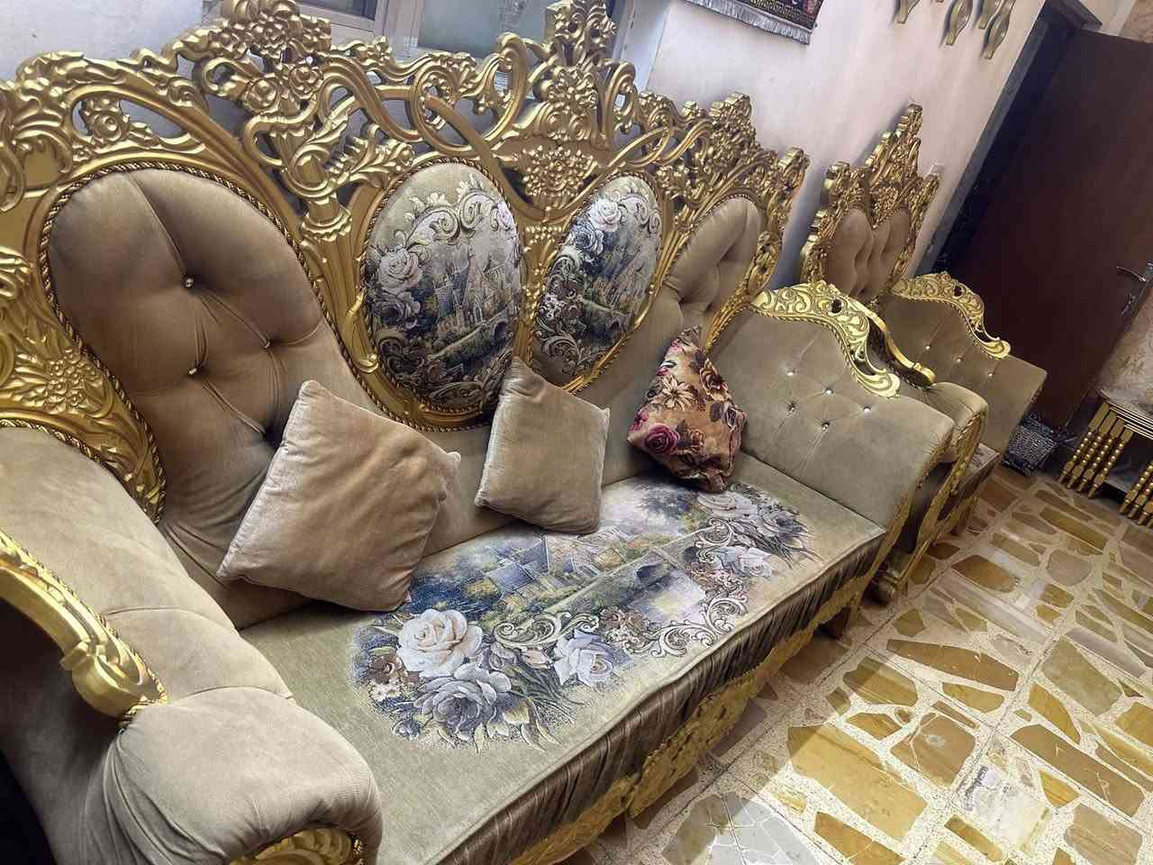 تخم ملكي لا شك ولا كسر وسفنجه  وتخم نوعيه ثقيله تفصال مو سوكي جديد تجي شوف بعينك اي شي مابيه  مع طبلات 3 سيتات طبلات مع ثريات ثنين 
تخم 
كراسي 4 
ثلاثيات 3 
وثنايه 1 
***********
