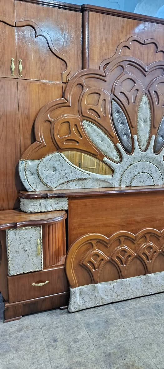 غرفة ٦باب صاج ملحق شغل ثقيل جدا نظيف توصي ظهر جمبر جاهزة السعر 700تواصل خاص ***********
