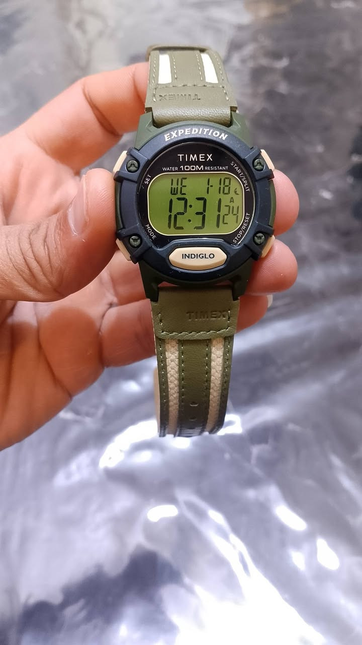 Timex Expedition CAT5 
ثلاث اللوان متوفر جديد مع العلبة والملحقات 
 مواصفات ومميزات تجعلها مناسبة للاستخدام اليومي والأنشطة الخارجية. 
مقاومة الماء: مقاومة للماء حتى عمق 100 متر (330 قدم)، مما يجعلها مناسبة للسباحة والغطس السطحي. 
الإضاءة الليلية (INDIGLO): تتميز بتقنية الإضاءة الليلية Indiglo التي تضيء المينا بالكامل لرؤية واضحة في الظلام. 
المؤقتات:
كرونوغراف (ساعة إيقاف) بسعة 100 ساعة مع أوقات اللفة والانقسام. 
مؤقت للعد التنازلي لمدة 24 ساعة. 
المنبه: تحتوي على 3 منبهات يومية أو في أيام الأسبوع أو عطلة نهاية الأسبوع مع خاصية الغفوة لمدة 5 دقائق. 
العرض:
شاشة رقمية بلون أخضر فاتح مع عدسة من الأكريليك. 
عرض الشهر واليوم والتاريخ. 
وضع عرض الوقت بنظام 24 ساعة (التوقيت العسكري) ومنطقتين زمنيتين. 
التصميم والمواد:
هيكل من الراتنج (البلاستيك) بقطر 41 ملم. 
سوار من القماش والجلد


**إذا كنت صاحب هذا الإعلان وتريد حذفه لأي سبب، رجاءا أرسل رسالة إلى الدعم الفني**