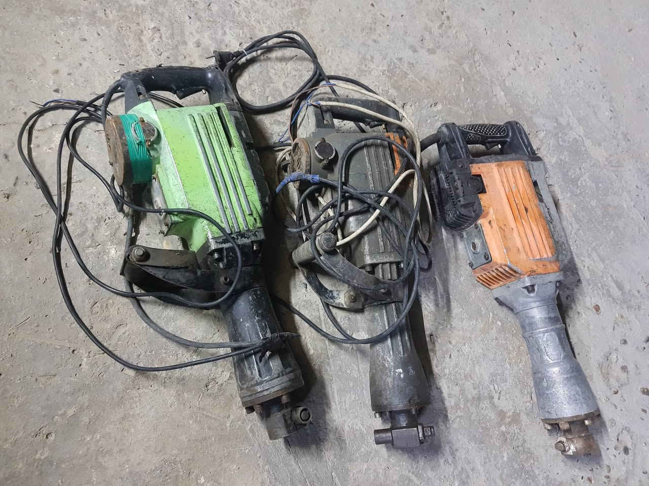 السلام عليكم اخوان من رخصت الادمن عندي محل  عزلته وبيه محموعه ادريلات وكوسرات ومكاين لحيم غراض هواي يجي ويشوف للبيع
***********
