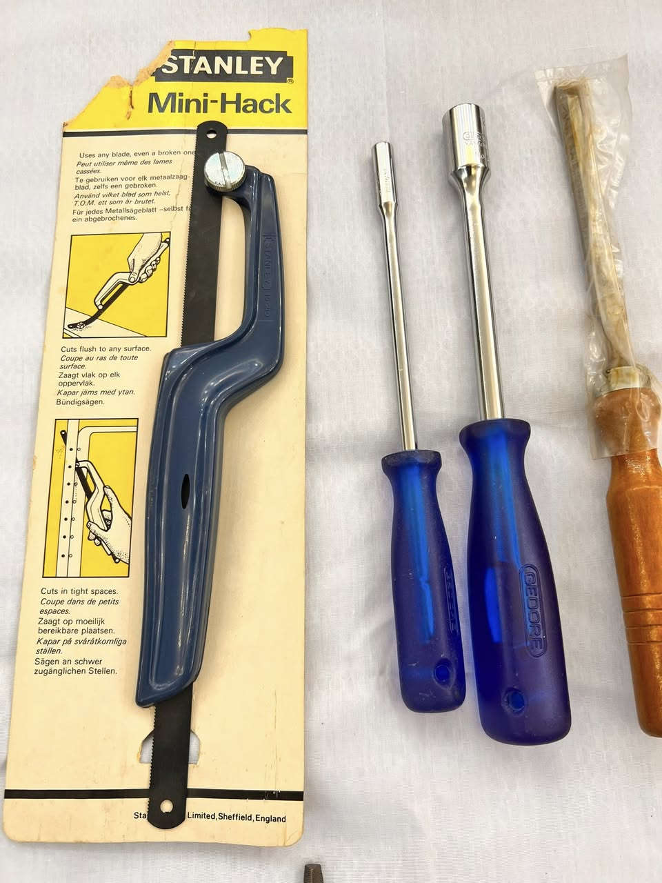 للبيع 
مجموعه عددٍ يدوية ماركات عالمية اصلية جديد غير مستخدمة 
صناعة قديمة السعر المطلوب 60 الف متوفر توصيل للاستفسار 
***********
