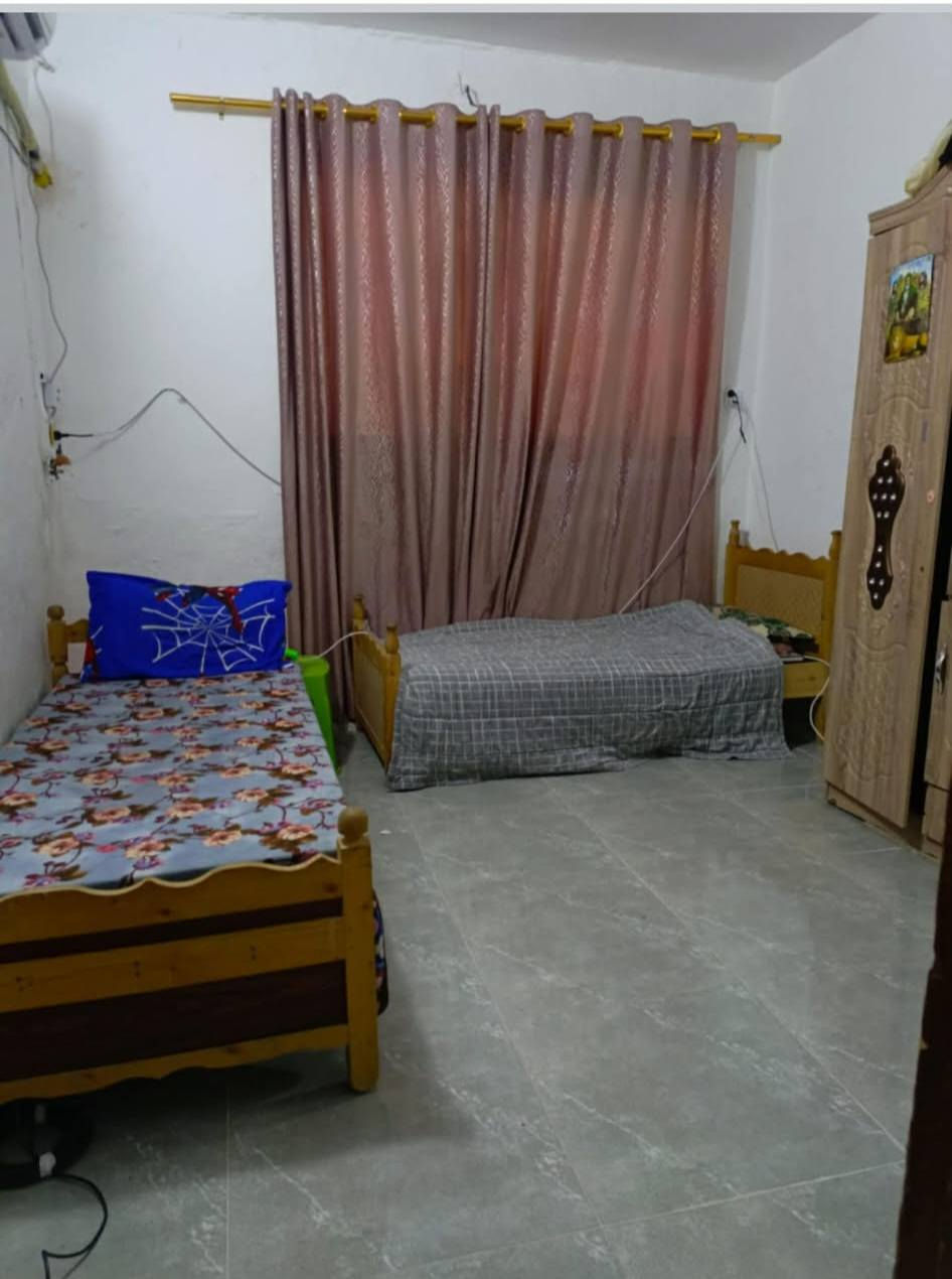 سلام عليكم بيت البيع بحي الجزائر قريت المعامرة مساحه١٥٠ للإستفسار الاتصال ***********
