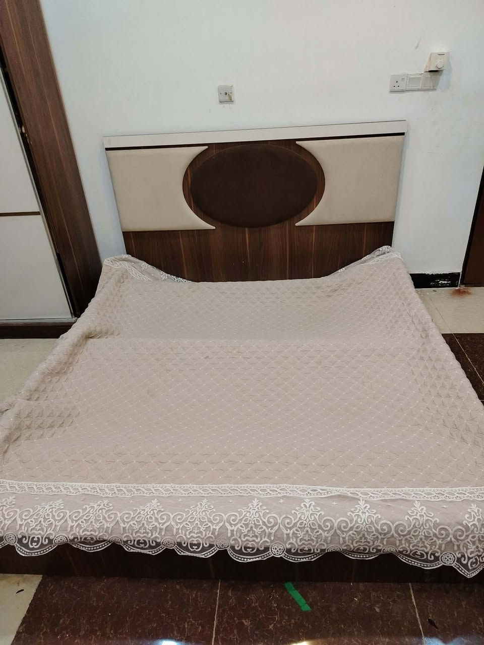 السلام عليكم
غرفه نوم للبيع نضيفه كلش بيها ضرر بس بالميز مالتها مجراتها واكعه السجه مالتهن تتصلح للبيع ٢٥٠ وبيها مجال


**إذا كنت صاحب هذا الإعلان وتريد حذفه لأي سبب، رجاءا أرسل رسالة إلى الدعم الفني**