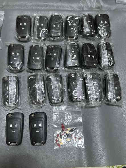 السلام عليكم 
متوفر كفرات وبصمات 100 قطعه شلع 
للبيع تواصل خاص او واتساب ***********
