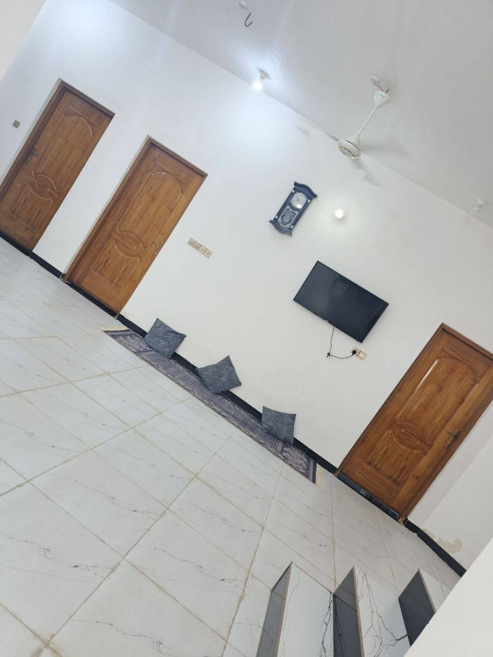بيت للبيع مساحه ٢٧٥ متر
منطقه الصويحية قرب جامع عبد اله 
متكون من ٣ غرف  
وبراني قياس ٤×٧
 وصالتين قياس ٦×٣
وصاله ثانيه قياس ٩×٣
وصحيات داخليه وخارجيه 

الاتصال على رقم ***********

